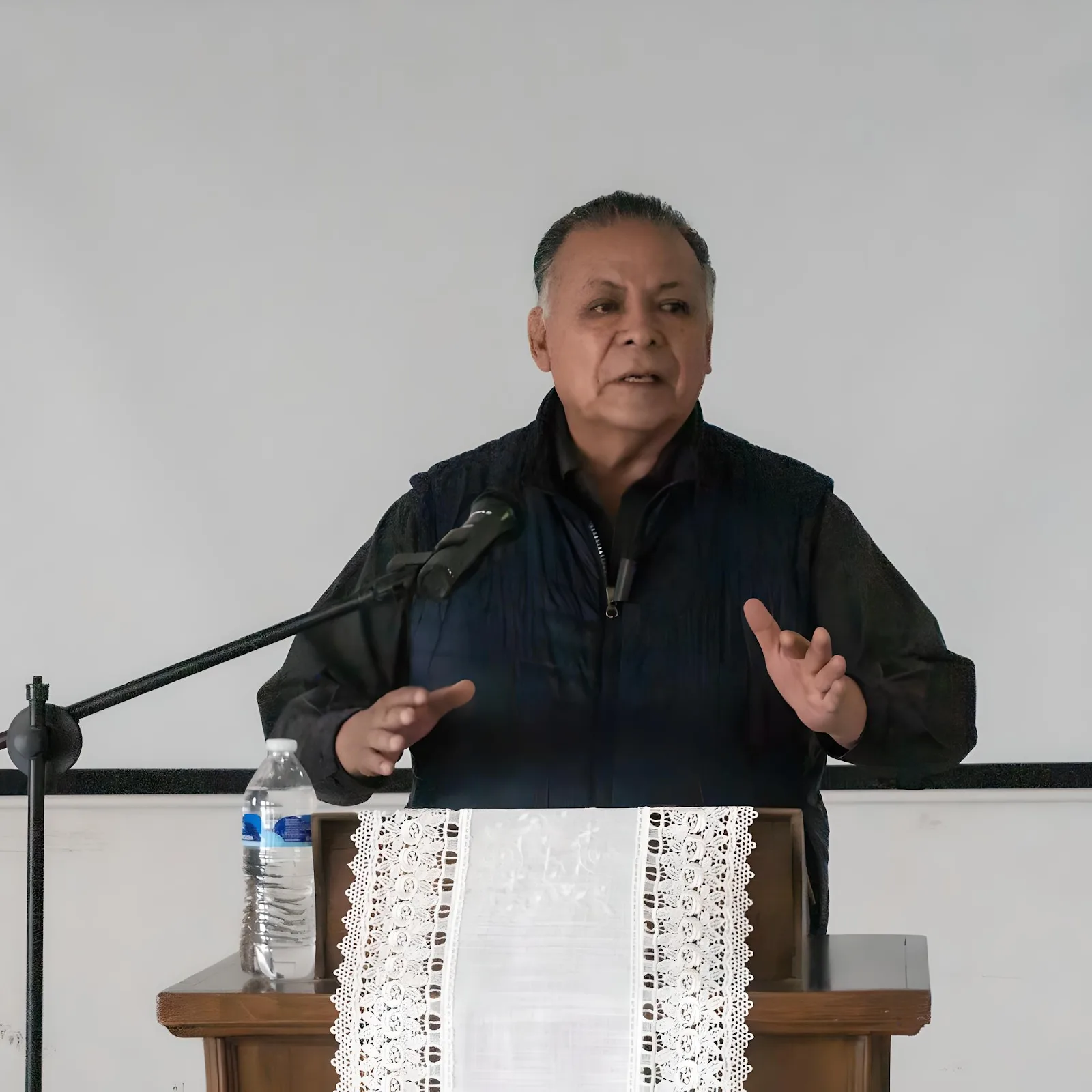Pastor principal durante la exposición bíblica